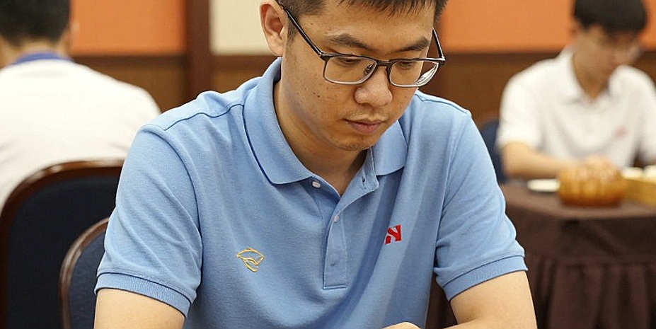 Một nguồn tin lỗi và hai câu chuyện cờ vua: khi dữ liệu ghép nhầm dạy ta cách đọc khai cuộc