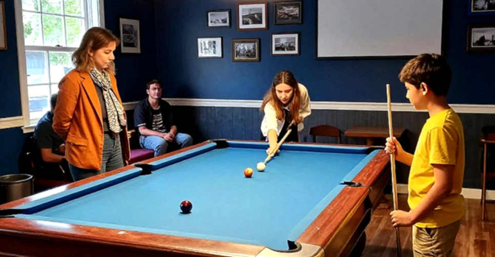 Vietnamese Billiards: The Geometry of the Table and the Ambition to Reach the World's Summit Vietnamese Billiards: The Geometry of the Table and the Ambition to Reach the World's Summit