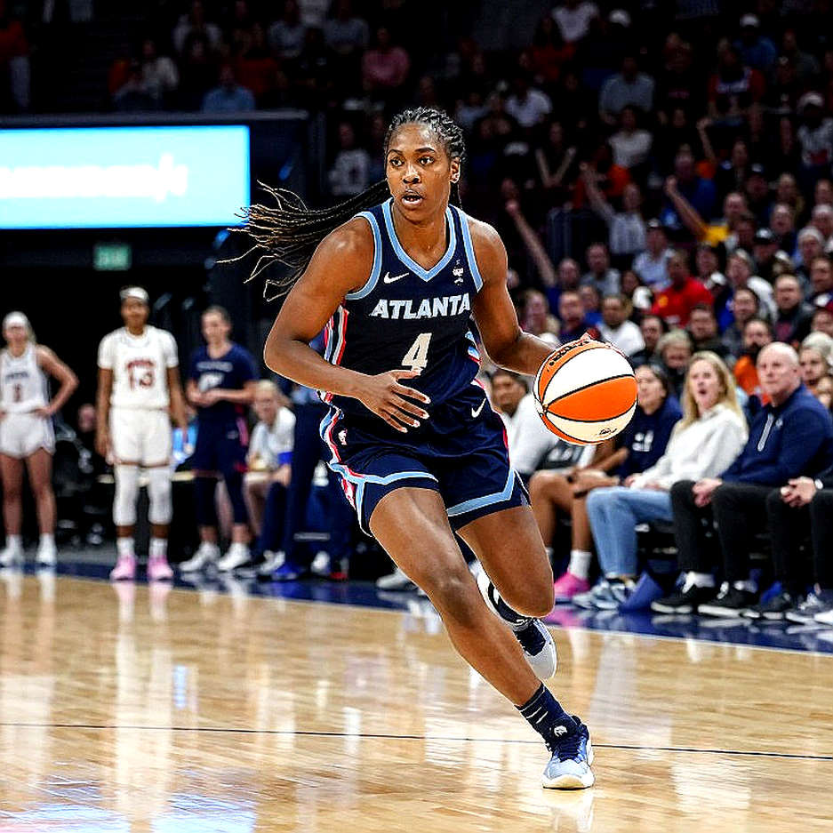 Los Angeles Sparks chia tay HLV Lynne Roberts: cuộc tái thiết đổi hướng giữa mùa