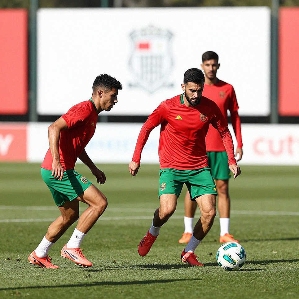 Bàn thua phút thứ nhất, tấm thẻ đỏ và tiếng nói từ phòng thay đồ: Manchester United đang vỡ từ bên trong