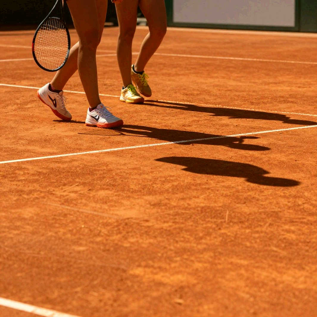 Djokovic dạy Swiatek cú trả giao bóng: Khi huyền thoại chống lưng cho nữ hoàng đang sa ngã