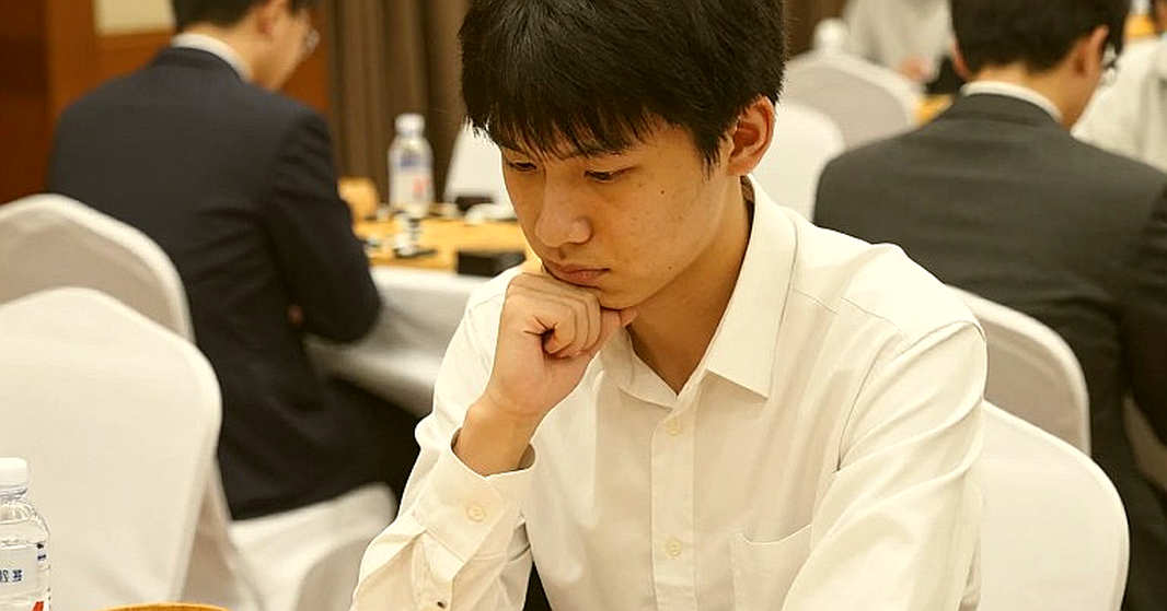 Carlsen xếp Sindarov trên Gukesh: đọc một cuộc họp báo như đọc một thế trận