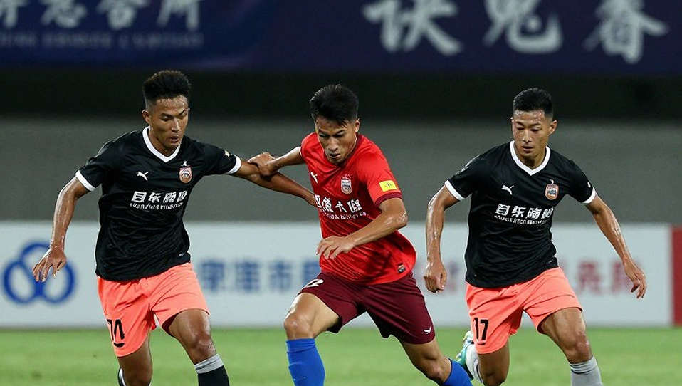 Giữa ánh đèn Mỹ Đình và sân vắng V.League