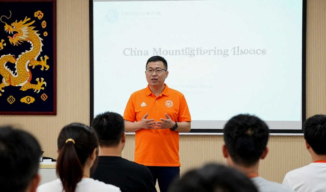 Thẻ vàng ngoài sân cỏ: Vụ chứng nhận tiêm chủng giả và câu hỏi chưa lời đáp về băng đội trưởng của Granit Xhaka