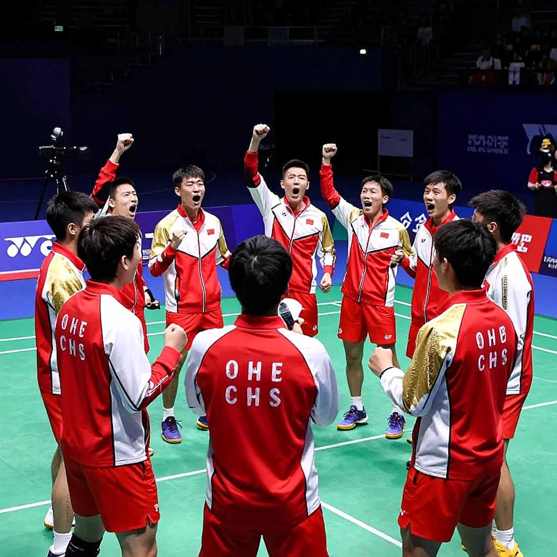 Alwi Farhan và bài học từ Momota: Khi 'người cũ' truyền lửa cho 'người mới' trước thềm Asian Games 2026